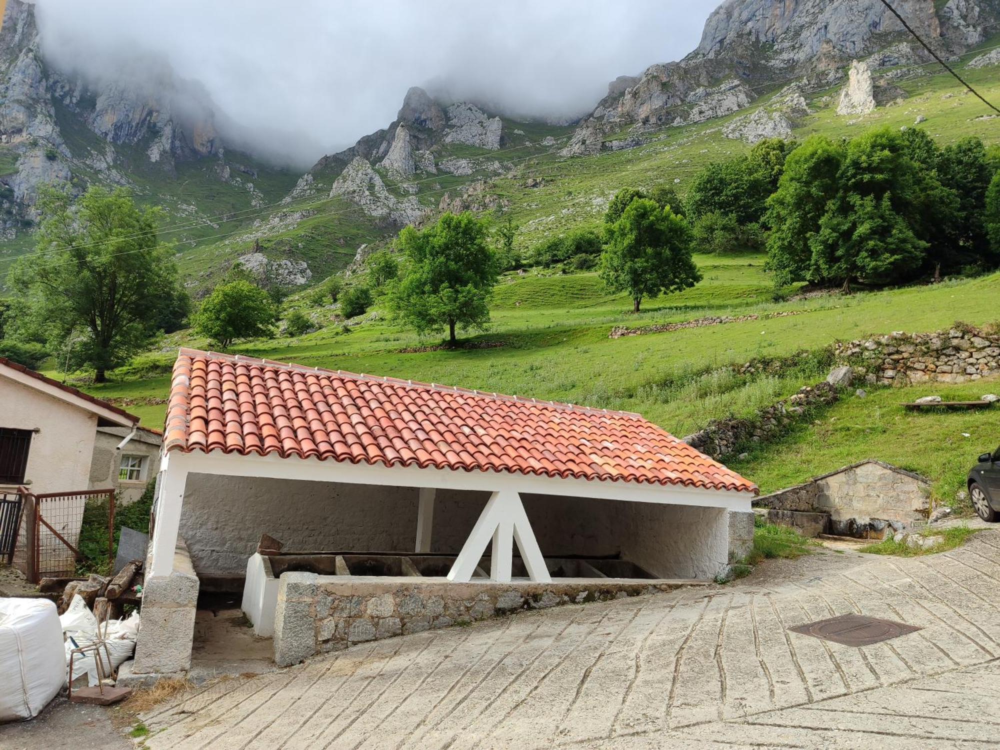 La Casina De Tielve De Cabrales Dentro Del Parque Nacional Picos De Europa Exterior foto
